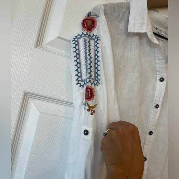 Karyn Seo White linen Button-Up Shirt with floral Embroidered Sleeves and back - Picture 5 of 12
